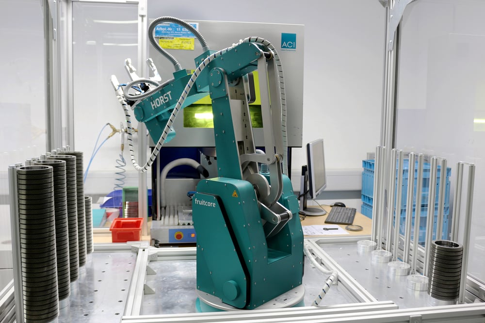 Der Digital Robot HORST automatisiert das Teilehandling der Koepfer Zahnrad- und Getriebetechnik GmbH.
